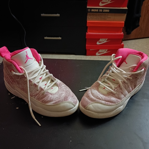 I'm selling these pre-owned little girls Jordan 12's In White/Pink - Picture 3 of 5